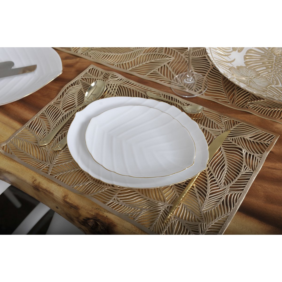 WHITE LEAF SHAPED PLATE