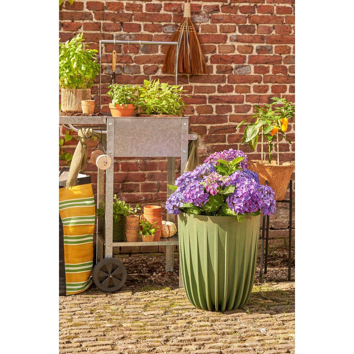 Lungo Flowerpot - H46 x Ø39 cm - Polypropylene - FSC Mix - Green