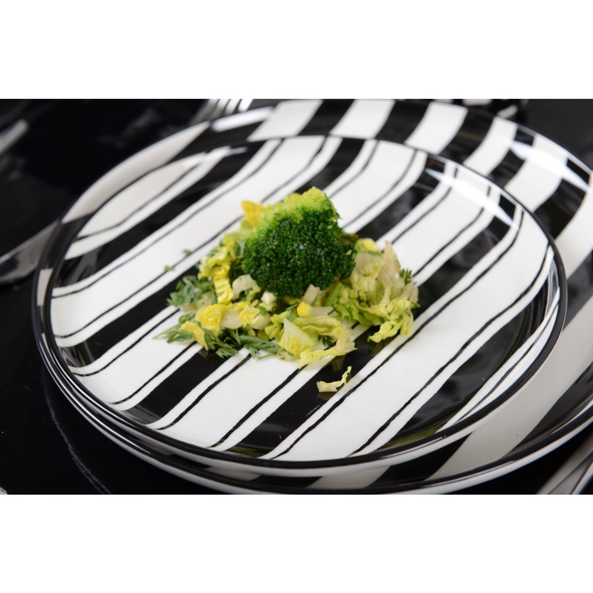 DESSERT PLATE BLACK AND WHITE STRIPES 21CM