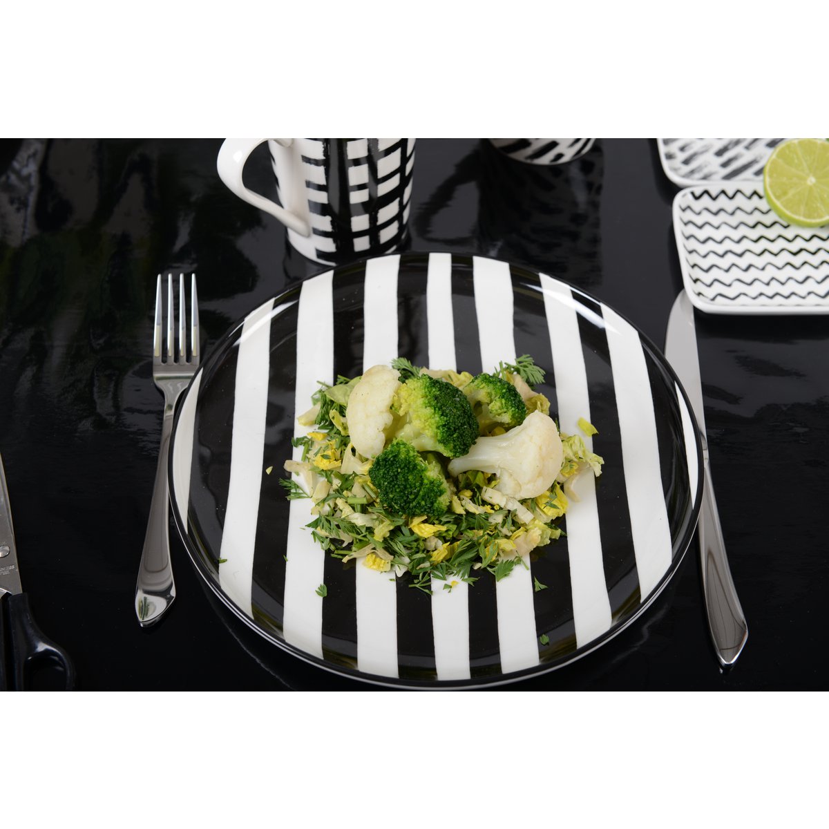 PLATE BLACK AND WHITE STRIPES 26CM