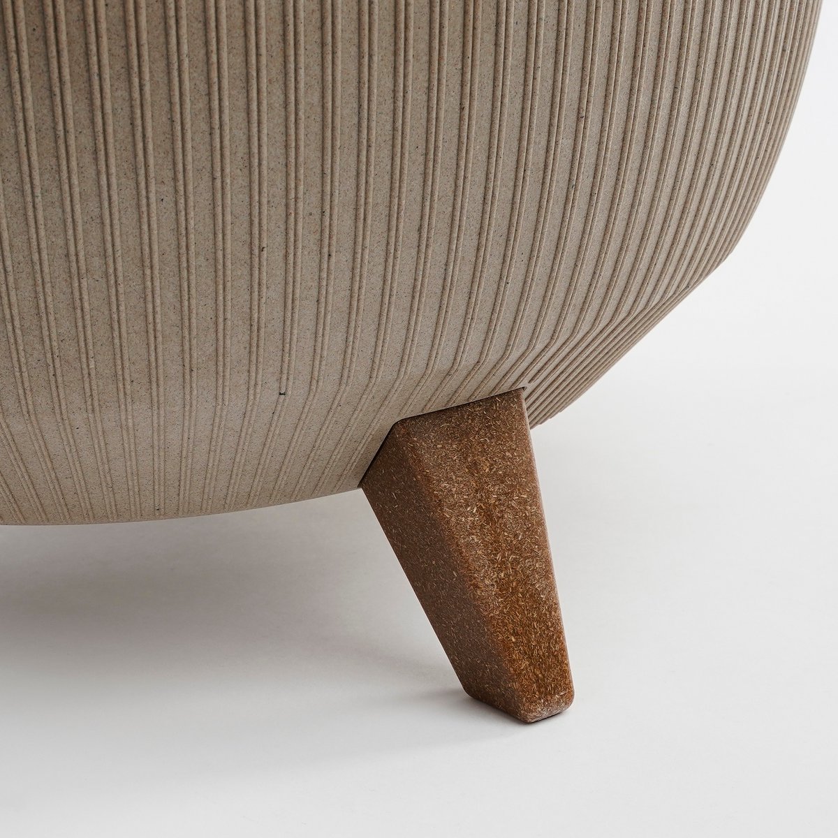 Doppio Flowerpot on Legs - H20.5 x Ø40 cm - Polypropylene - FSC Mix - Taupe