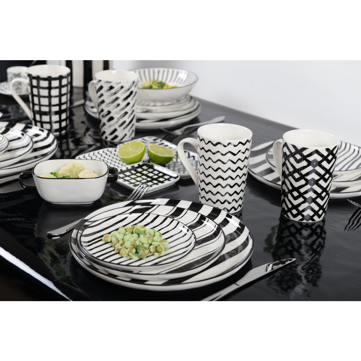 BLACK AND WHITE STRIPES BREAD PLATE 16CM