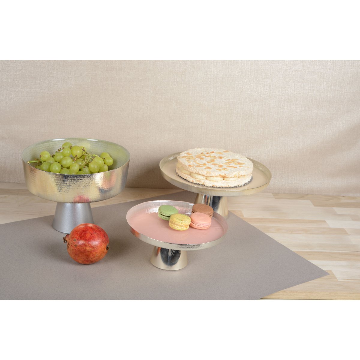 CAKE DISH ON FOOT CREAM 28CM