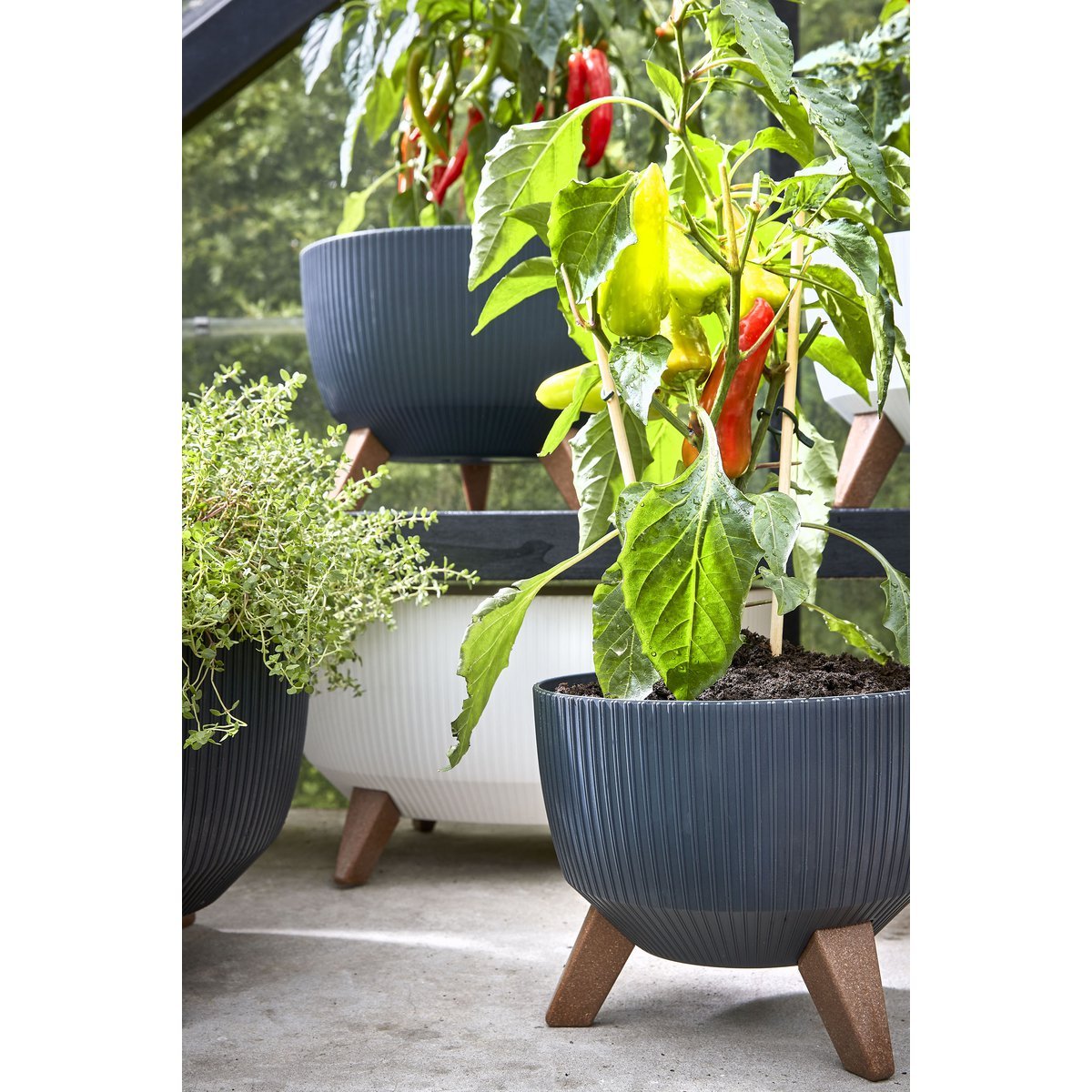 Doppio Flowerpot on Legs - H22 x Ø47 cm - Polypropylene - FSC Mix - Off White