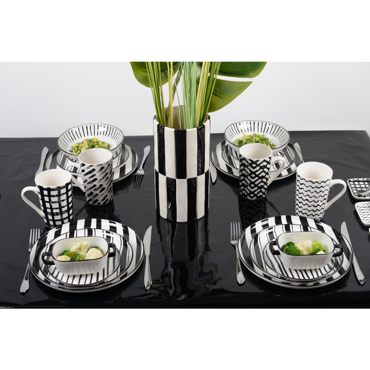 PLATE BLACK AND WHITE STRIPES 26CM