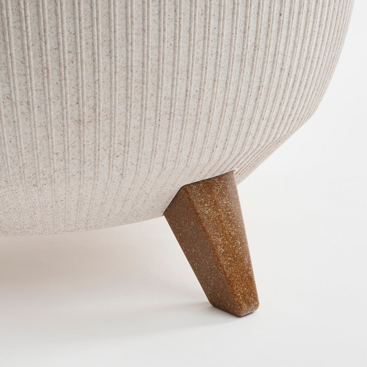 Doppio Flowerpot on Legs - H22 x Ø47 cm - Polypropylene - FSC Mix - Off White