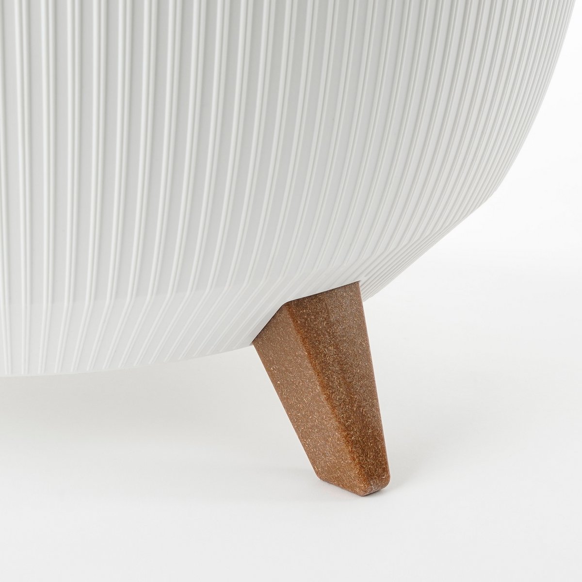 Doppio Flowerpot on Legs - H22 x Ø47 cm - Recycled Plastic - FSC Mix - White