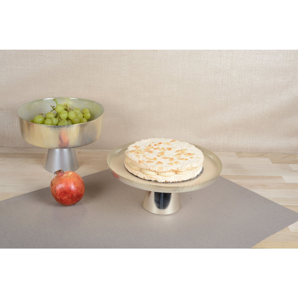 CAKE DISH ON FOOT CREAM 28CM