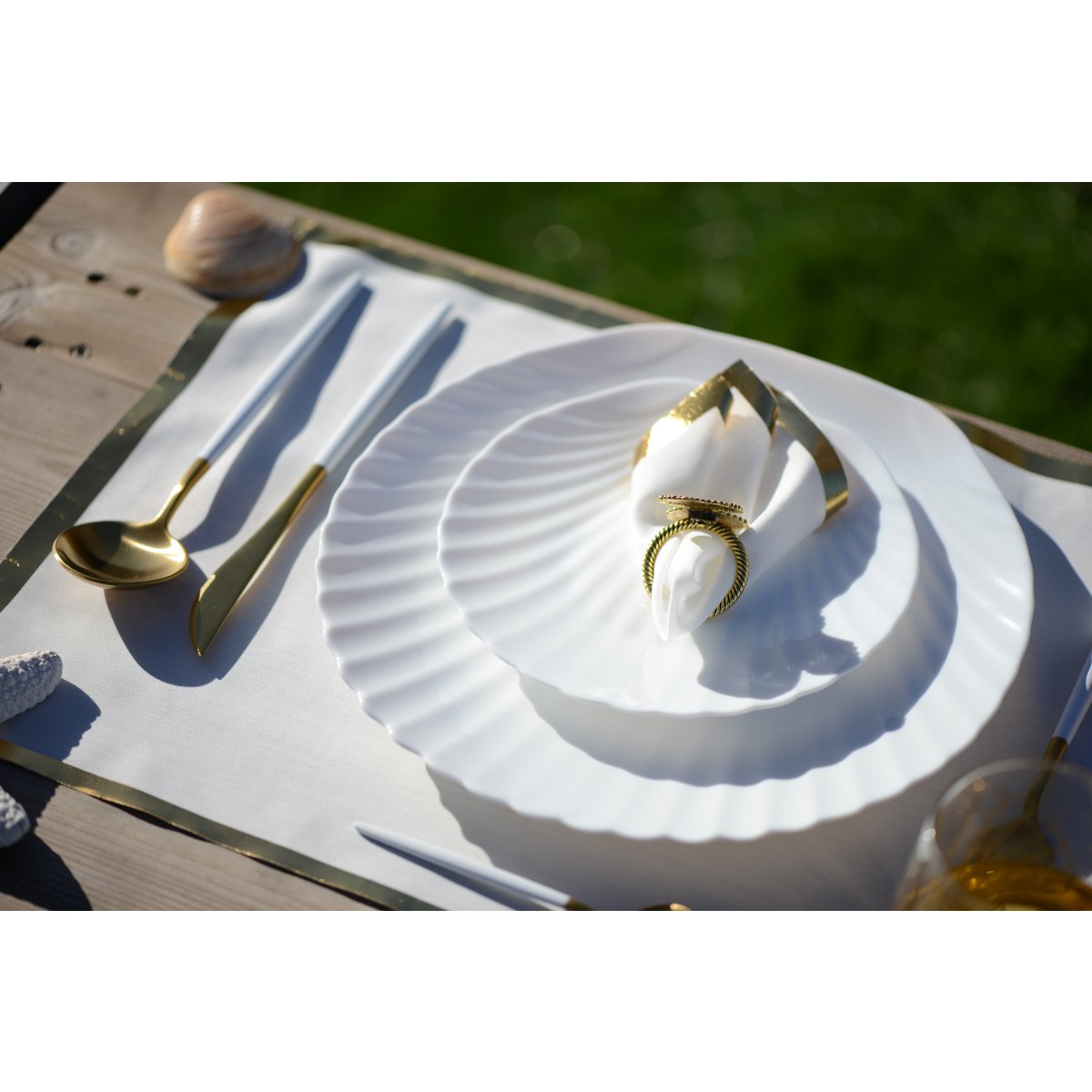 WHITE SHELL PRESENTATION PLATE