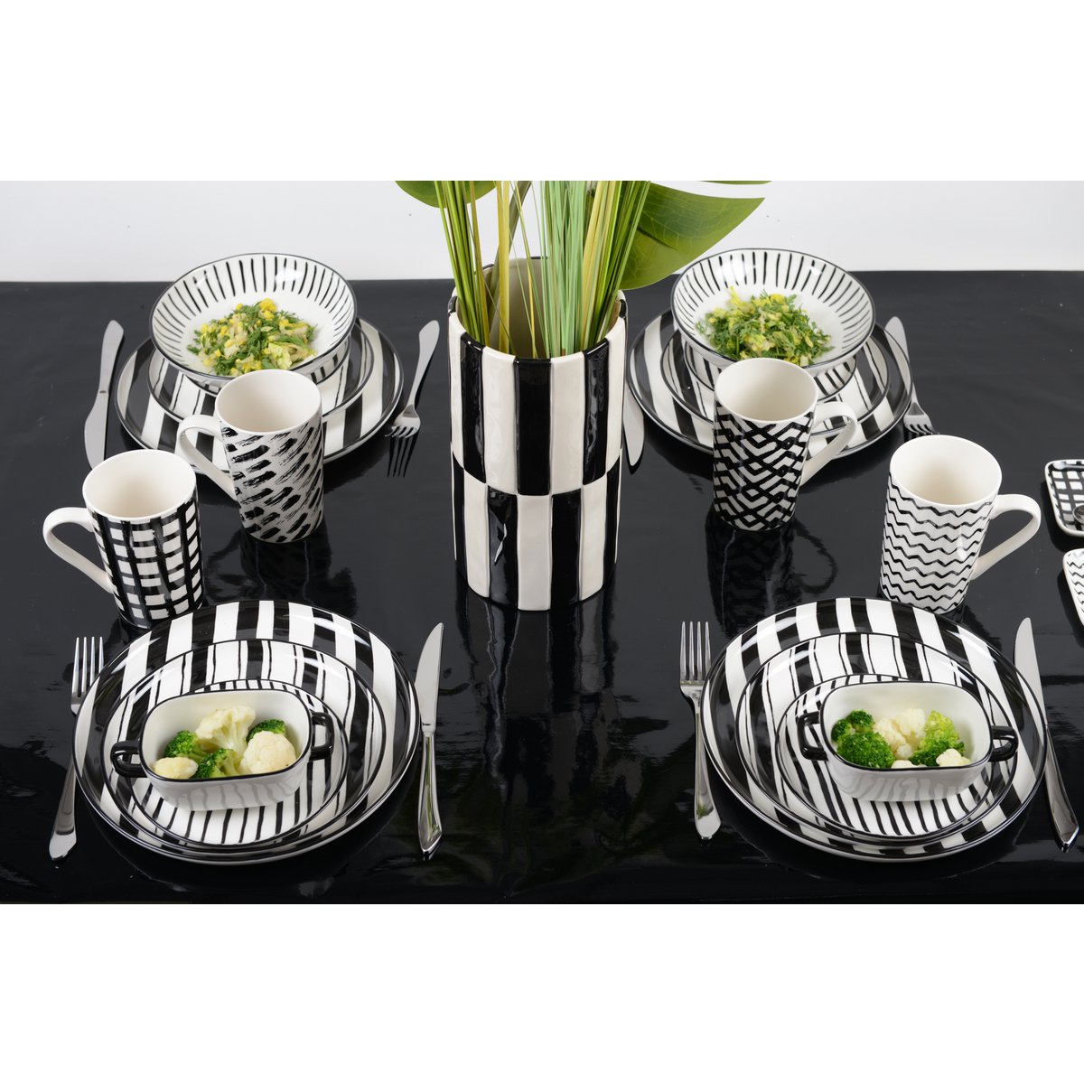 BLACK AND WHITE STRIPES BREAD PLATE 16CM